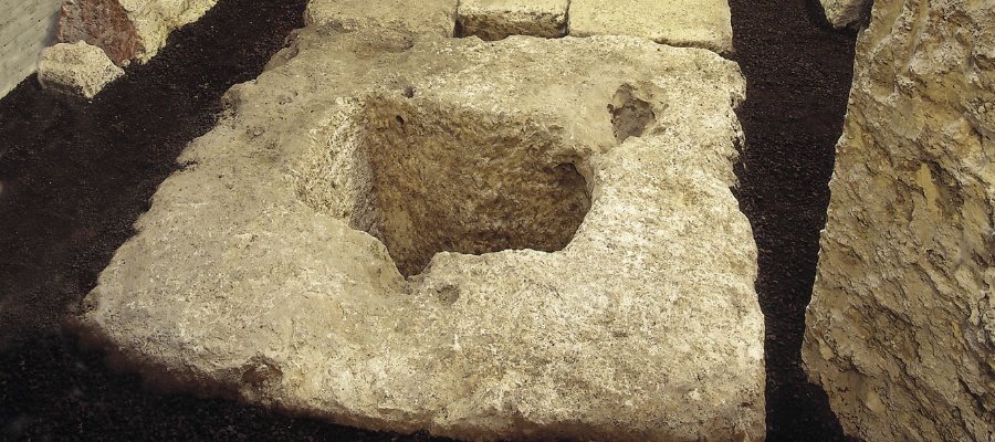 Podio del Thesaurus (III-II secolo a.C.)