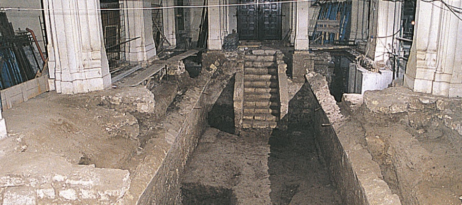 La cripta maggiore sotto la navata centrale, durante i lavori di scavo